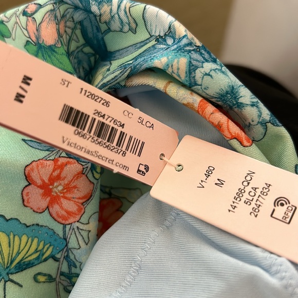 VICTORIA'S SECRET Wrap Halter One-Piece
Swimsuit in teal floral print Size M NEW - Picture 5 of 5